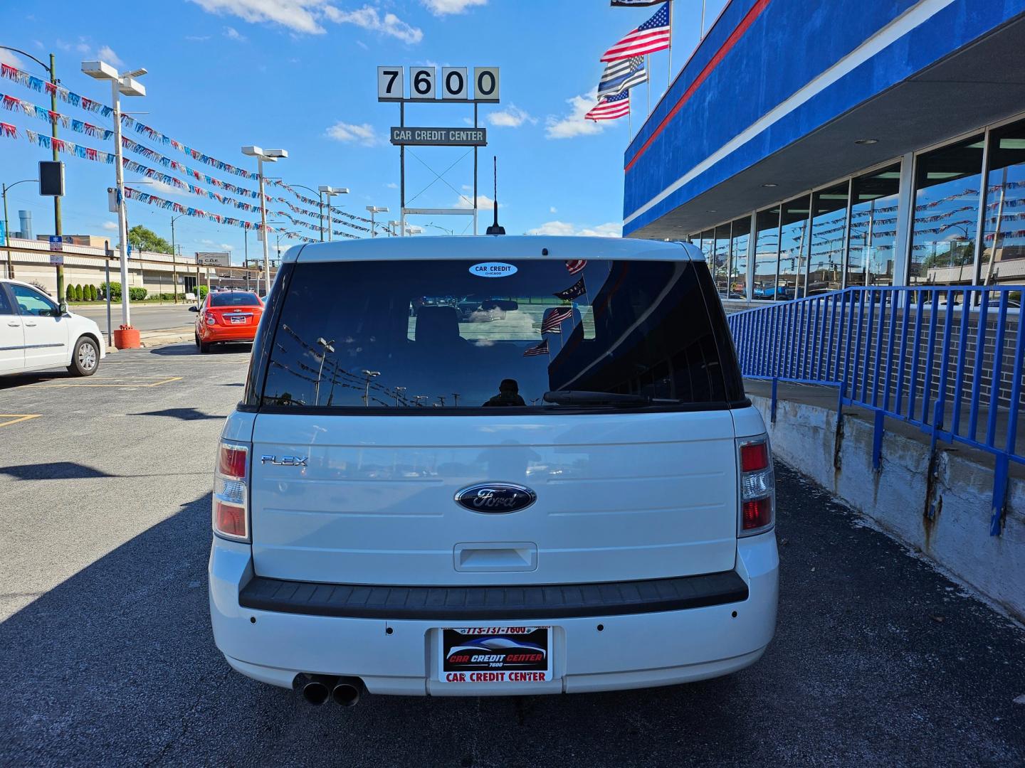 2011 WHITE Ford Flex SE FWD (2FMGK5BC8BB) with an 3.5L V6 DOHC 24V engine, 6-Speed Automatic Overdrive transmission, located at 7600 S Western Ave., Chicago, IL, 60620, (773) 918-3980, 0.000000, 0.000000 - Photo#3